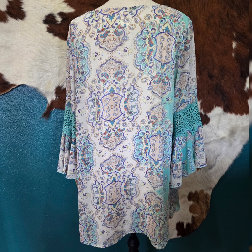Lady Noiz Aqua and Cream Paisley Crochet-Sleeve Tunic - Picture 4 of 5